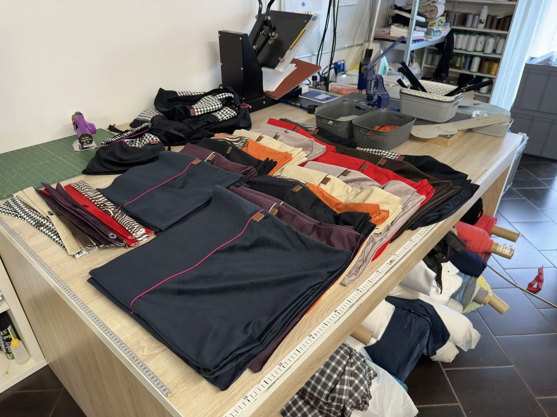 Materiały i narzędzia krawieckie w pracowni PAQITA